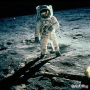 为什么在月球上人可以蹦得很高，而在地球上却不行呢