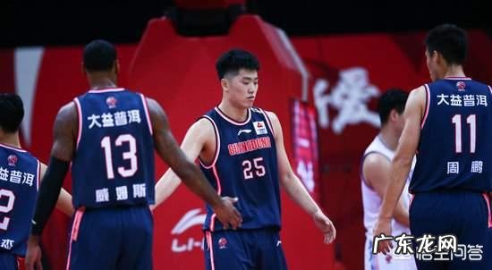 杜锋连续四场给张皓嘉首发,甚至三助教围着指导,他能有什么高度