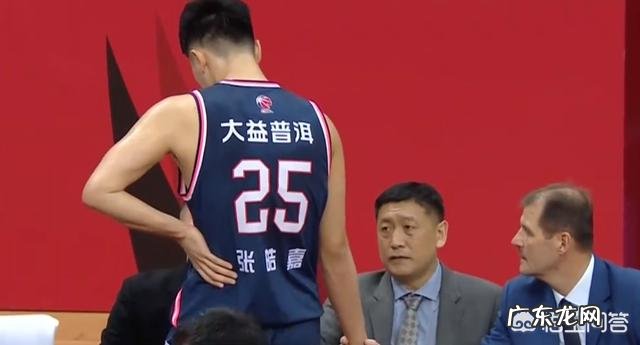 杜锋连续四场给张皓嘉首发,甚至三助教围着指导,他能有什么高度