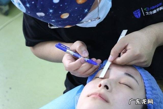 双眼皮手术最晚多久恢复自然 双眼皮手术一般恢复多久能自然