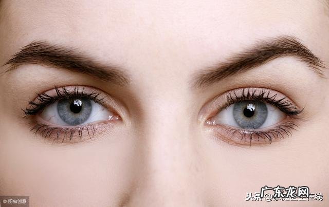 做了双眼皮一年了突然肿了 做双眼皮40天了会出现并发症吗