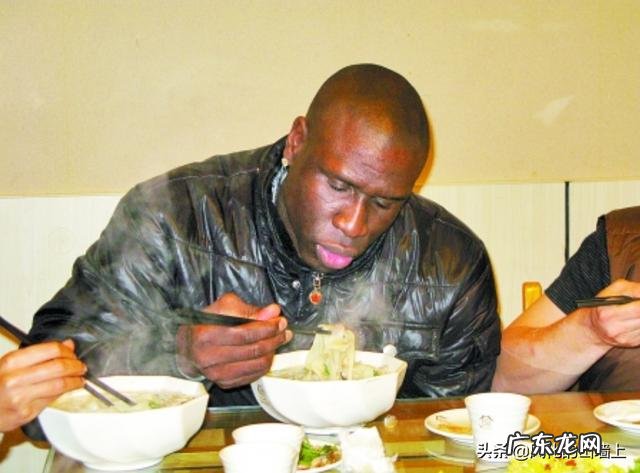 非洲人对中国人怎么样？对美国人怎么样？