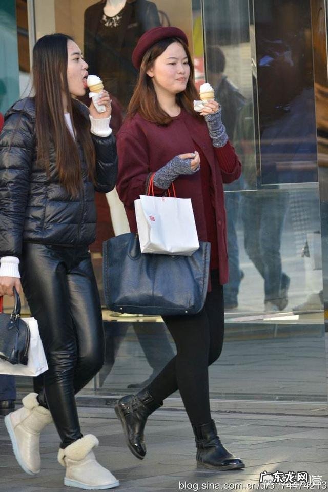 在冬季,平底绒面中筒靴该怎么搭配?