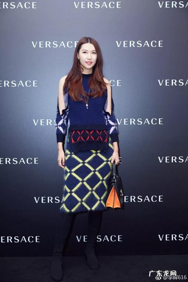 在冬季,平底绒面中筒靴该怎么搭配?