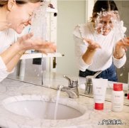 为什么每次洗完脸看起来很白，涂完水乳霜就“变黄”了呢？