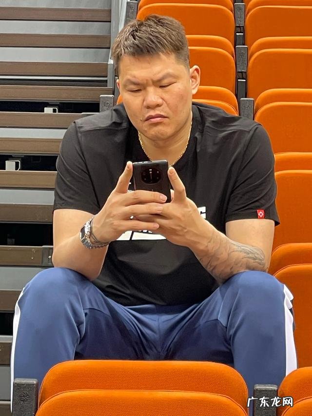 赵睿为什么穿8号球衣向朱芳雨炫耀？