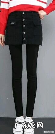 牛仔裙配黑色打底裤好看吗?