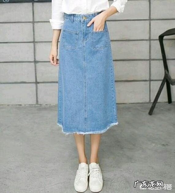 牛仔裙配黑色打底裤好看吗?