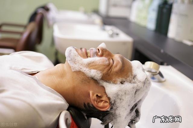 外国小伙6年不用洗发水洗头 洗头不用洗发水可以让头发变多吗