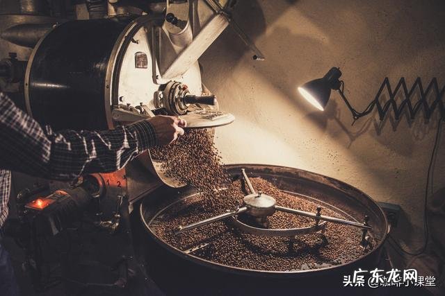 做拿铁时，倒奶泡前的咖啡需要加糖和奶吗？