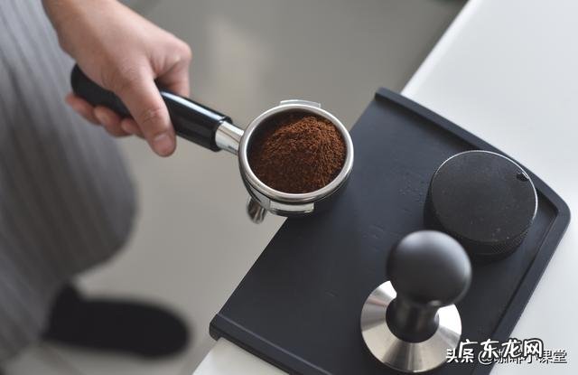 做拿铁时，倒奶泡前的咖啡需要加糖和奶吗？