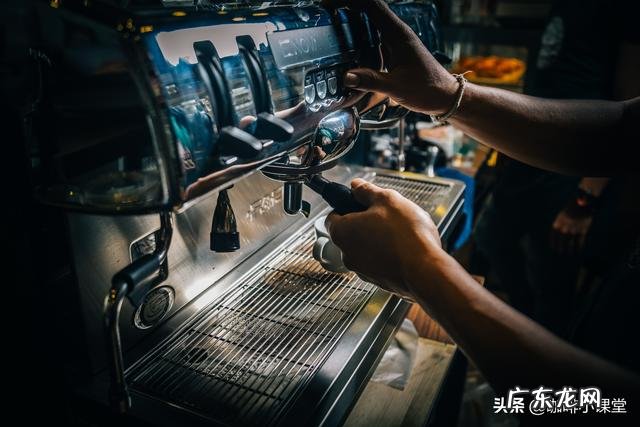 做拿铁时，倒奶泡前的咖啡需要加糖和奶吗？