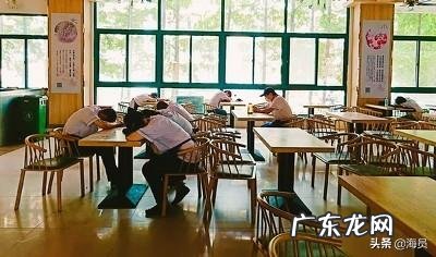 为什么打饭时食堂阿姨总会把手抖来抖去的?