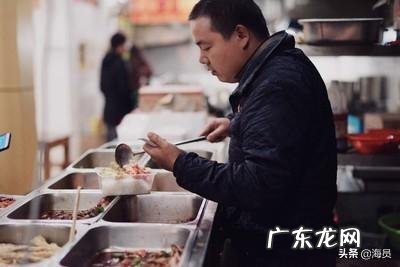 为什么打饭时食堂阿姨总会把手抖来抖去的?