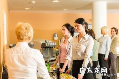 为什么打饭时食堂阿姨总会把手抖来抖去的?