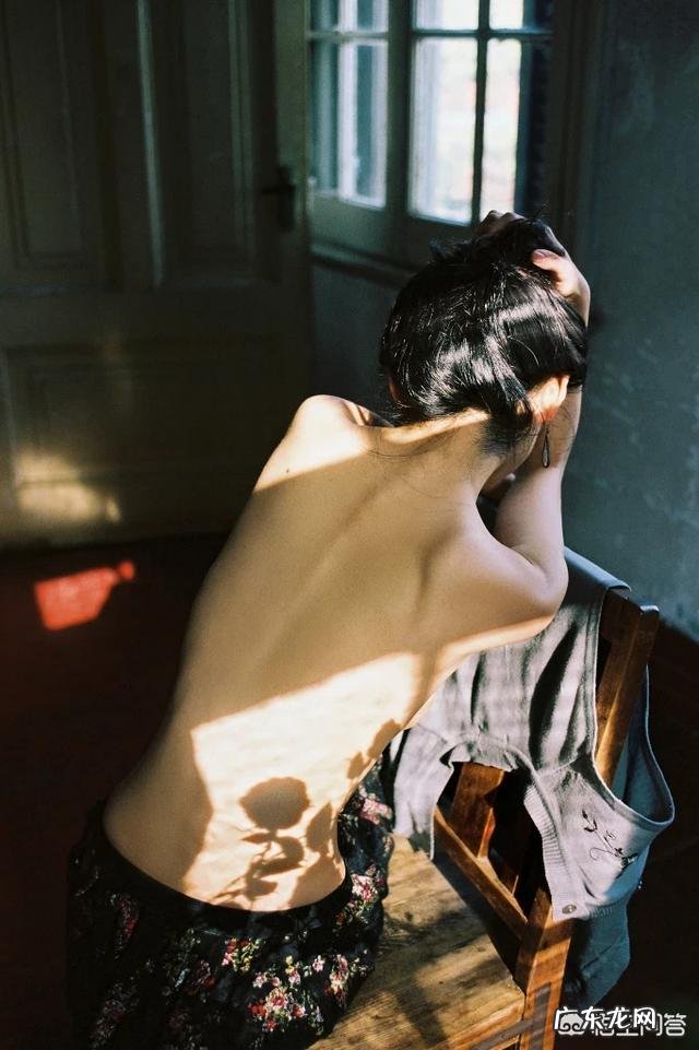 胸小的女生怎么拍照片好看? 女生的相片怎么拍好看