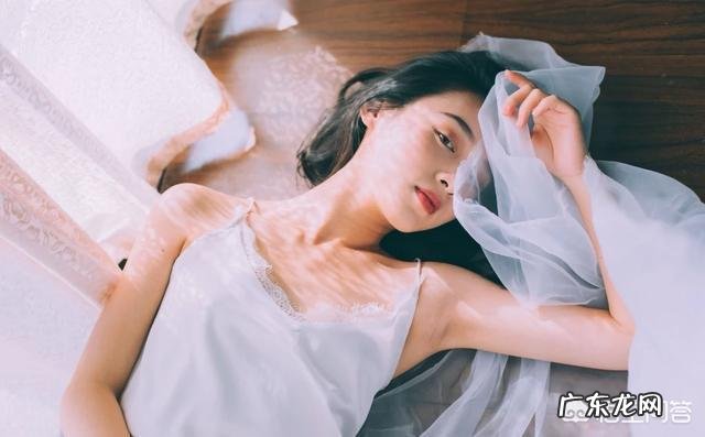 胸小的女生怎么拍照片好看? 女生的相片怎么拍好看