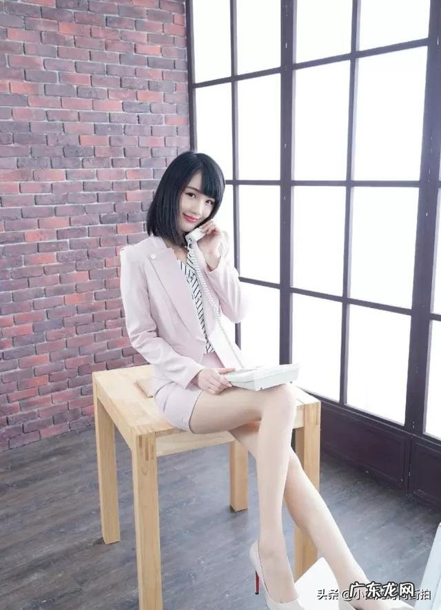 夏天,公司要求穿正装的,女士的该怎么穿?