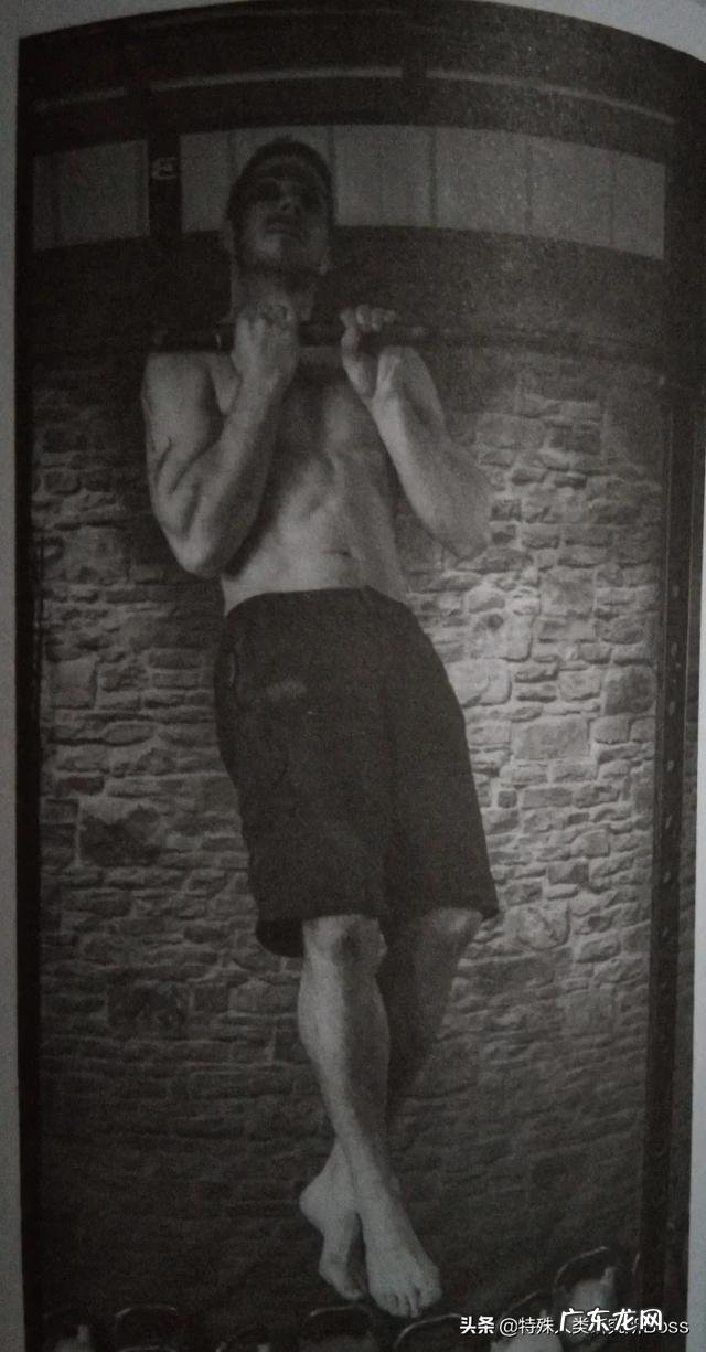 单手引体向上是什么样的身体素质，一万个人中有几个人做得到？