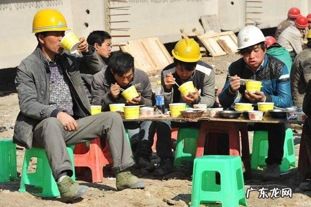 现在的农村为什么人越来越少？ 农村学生越来越少老师出路在哪里