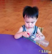 十个月大的宝宝的大动作和精细动作有哪些？如何引导训练？