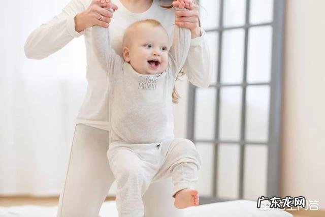 十个月大的宝宝的大动作和精细动作有哪些?如何引导训练?