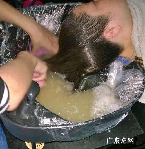 农村妹洗头 农村白头发怎么洗头