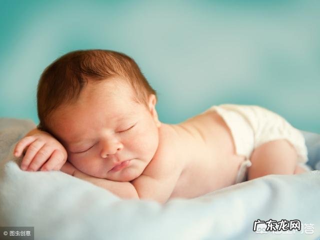 宝宝出生七天了,但是皮肤干燥且有点脱皮是怎么回事?