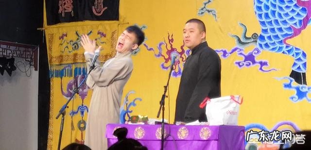 现场听相声和在网络上听有什么不一样的体验？