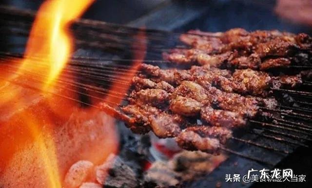 用手抓吃食物的非洲人,到了重庆如何吃美味的四川火锅