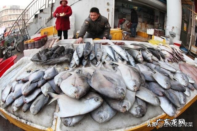 用手抓吃食物的非洲人,到了重庆如何吃美味的四川火锅