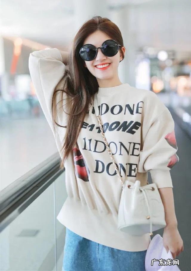 这回真信了赵露思只有80斤,穿卫衣配牛仔短裙,长腿纤细没赘肉