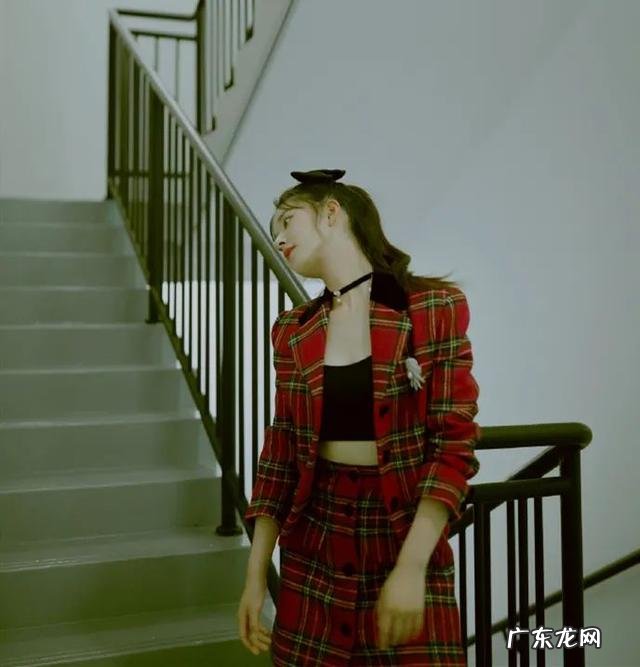 这回真信了赵露思只有80斤,穿卫衣配牛仔短裙,长腿纤细没赘肉