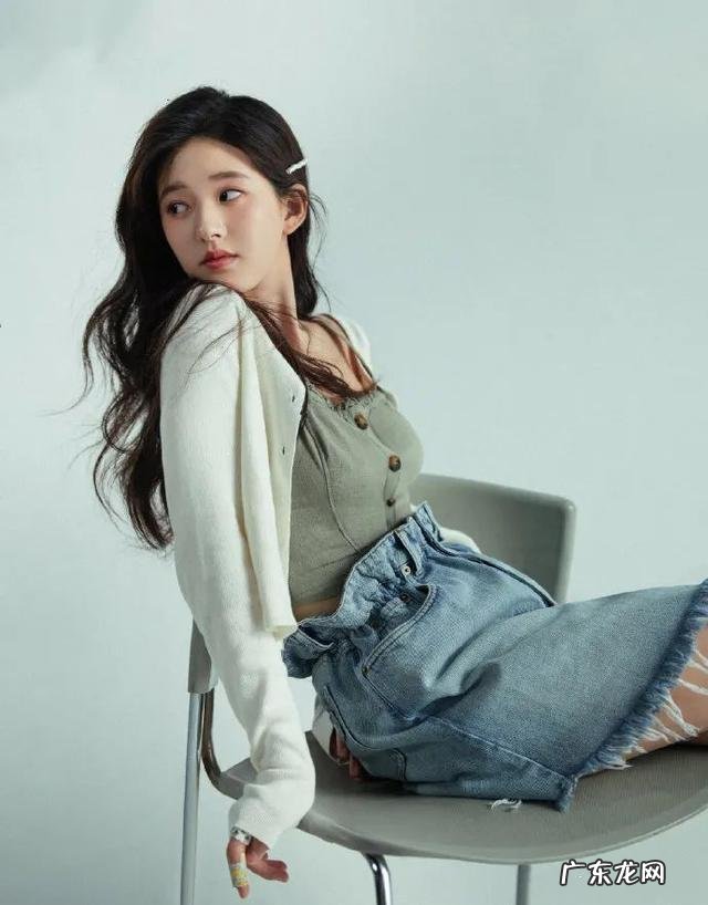 这回真信了赵露思只有80斤,穿卫衣配牛仔短裙,长腿纤细没赘肉