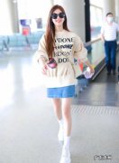 这回真信了赵露思只有80斤，穿卫衣配牛仔短裙，长腿纤细没赘肉