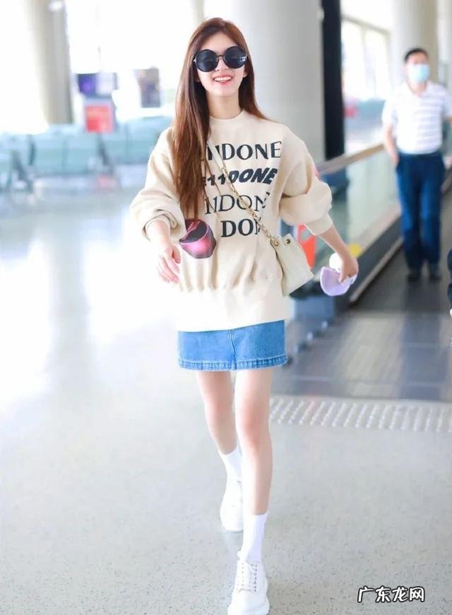 这回真信了赵露思只有80斤,穿卫衣配牛仔短裙,长腿纤细没赘肉