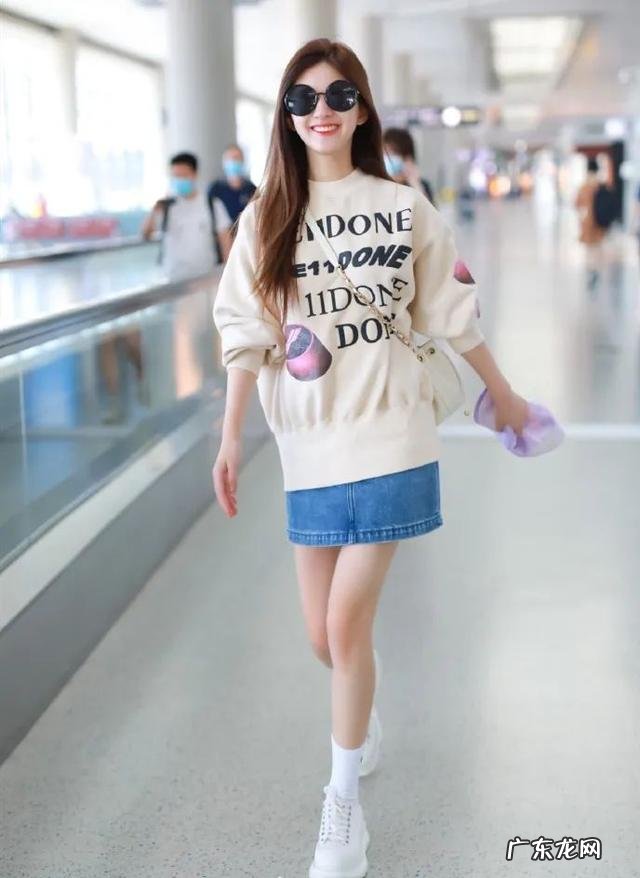 这回真信了赵露思只有80斤,穿卫衣配牛仔短裙,长腿纤细没赘肉
