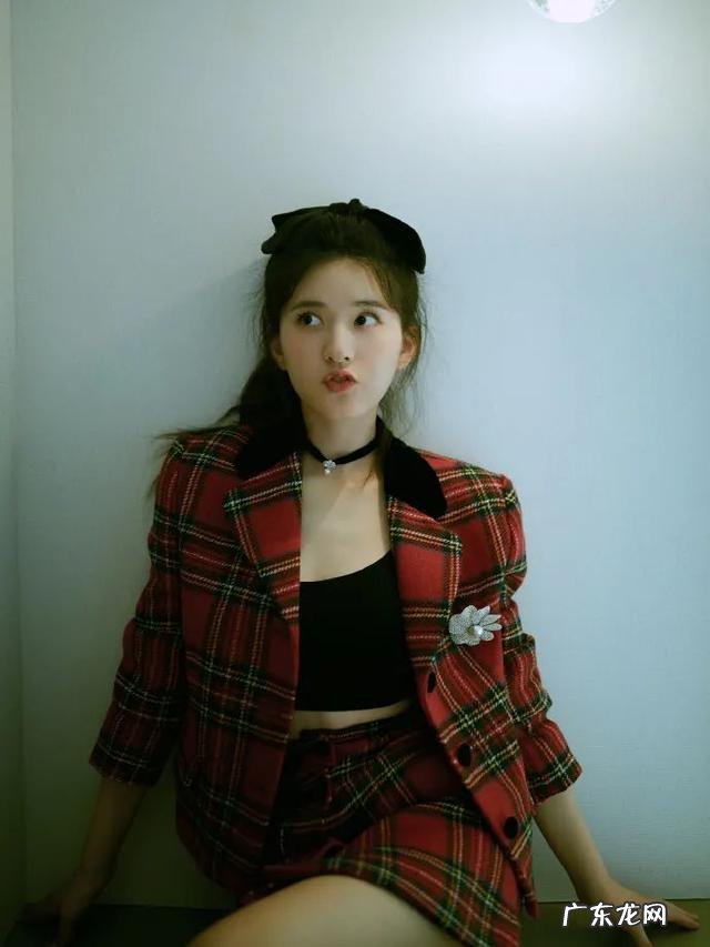 这回真信了赵露思只有80斤,穿卫衣配牛仔短裙,长腿纤细没赘肉