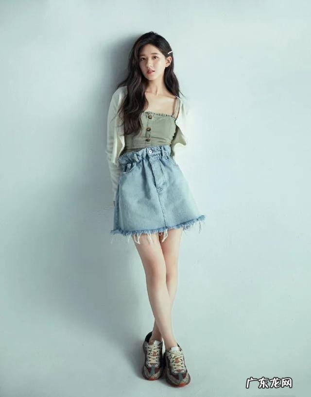这回真信了赵露思只有80斤,穿卫衣配牛仔短裙,长腿纤细没赘肉