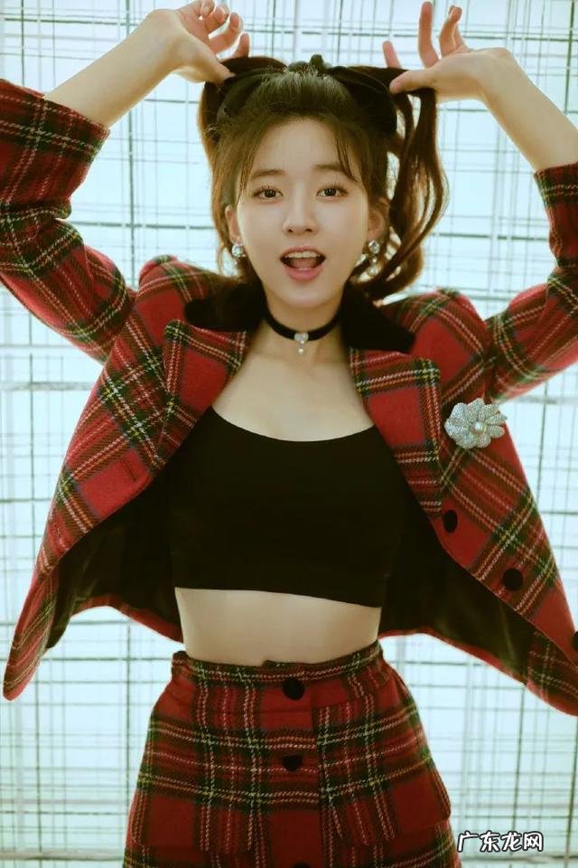 这回真信了赵露思只有80斤,穿卫衣配牛仔短裙,长腿纤细没赘肉