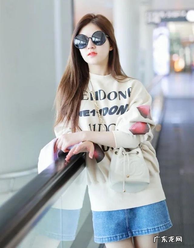 这回真信了赵露思只有80斤,穿卫衣配牛仔短裙,长腿纤细没赘肉