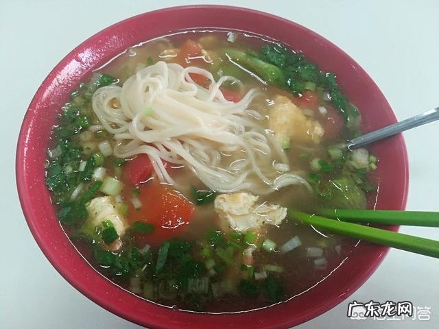 想在学校食堂承包一个档口做沙县小吃，投资大约十万，可行吗