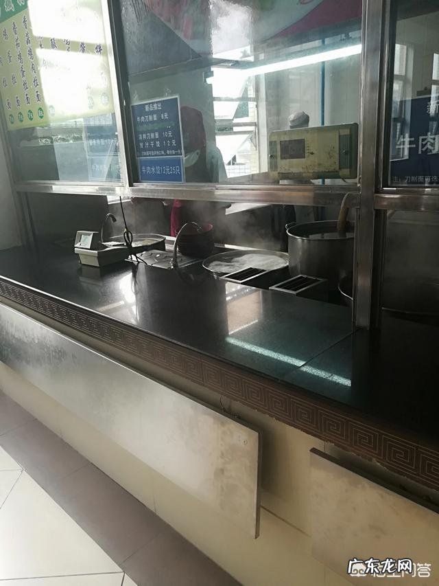 想在学校食堂承包一个档口做沙县小吃，投资大约十万，可行吗