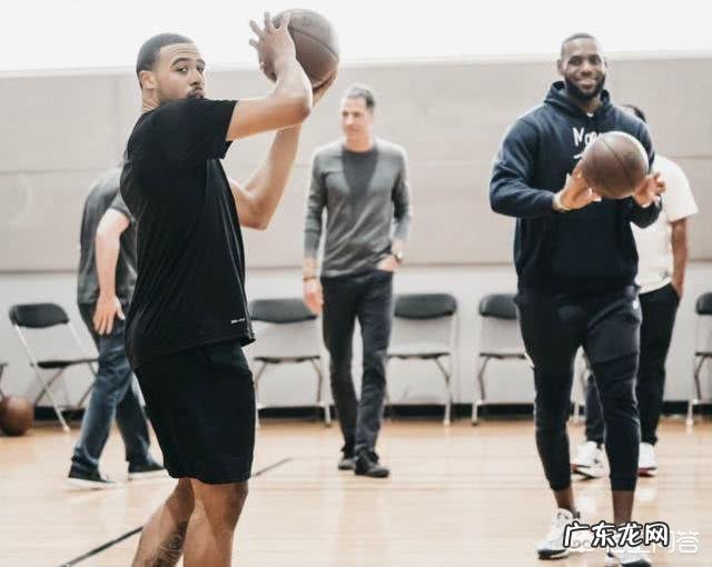 格林24小时内签约了四位新秀，你怎么看这一情况？