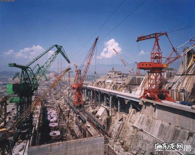 什么样子的水坝最坚固，和水坝承受的压力