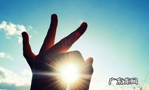 认为所谓的坚强是什么? 有哪些体现?