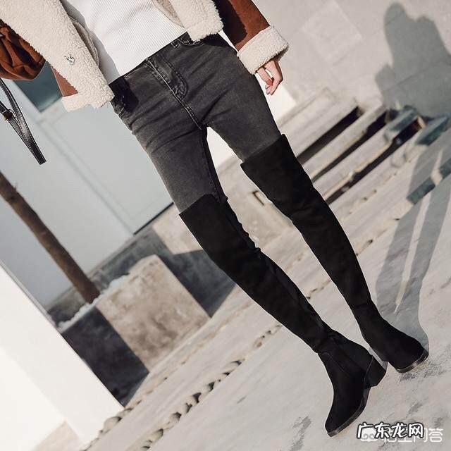 小白鞋是配过膝袜好看,还是配连裤袜好看?还有什么别的选择吗?