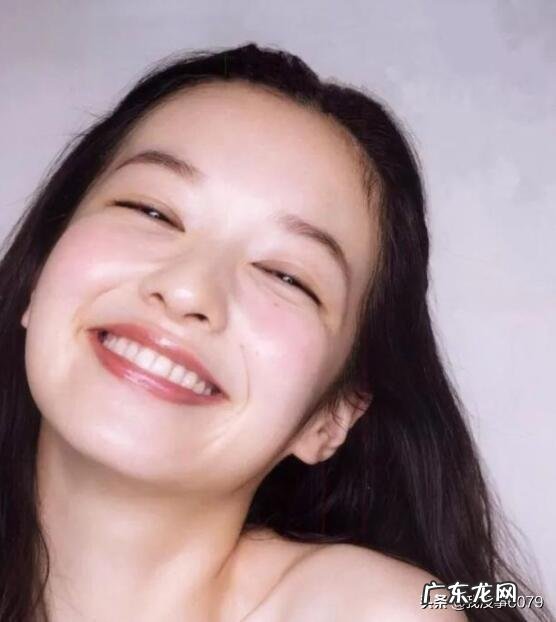 脸很油，毛孔里还有好多像小虫一样的东西，这是怎么了？ 脸油毛孔大用什么护肤品比较好