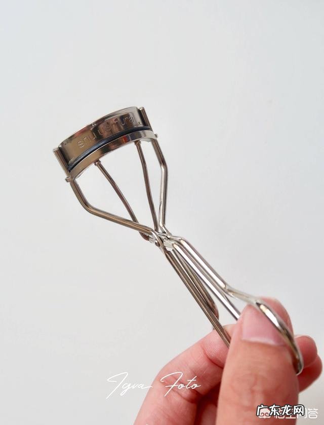 为什么一到冬天腿上就开始脱皮,连裤子上都是白屑