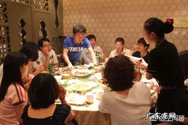 多年不见的异性同学,聚会后张开怀抱想要拥抱你,该拒绝吗?